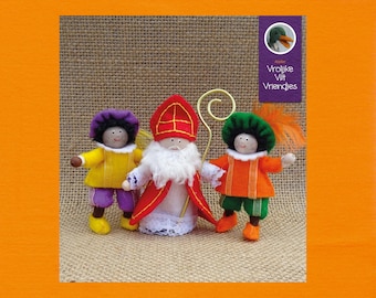Op de afbeelding: Drie vilt figuren, een Sinterklaas, een zwarte helper en een helper met een groene hoed, staan op een jute achtergrond. De figuren lachen allemaal en hebben een vriendelijke uitdrukking. De tekst "Vrolijke Vilt Vriendjes" staat in de rechterbovenhoek van de afbeelding.