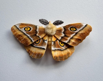Figura de polilla emperador de pino hecha de fieltro con aguja: decoración de lana articulada.
