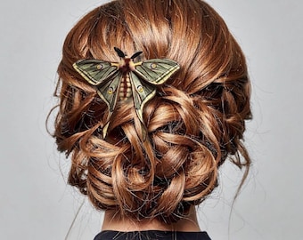 Polilla lunar española hecha a mano con fieltro de aguja: para el cabello o como broche.