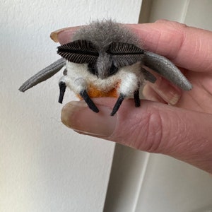 Polilla de muselina, figurita de fieltro con aguja; decoración articulada hecha a mano.