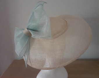 Natural sinamay hatinator with detachable bows