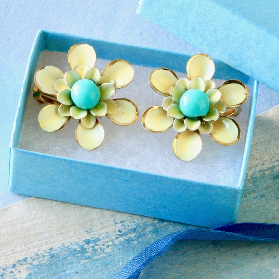 1960s Daisy Flower Earrings, Originals by Robért,