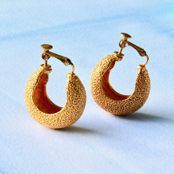 Still on original card with price tag Vintage Designer HOBE Clip-on with roller Classy Gold Double Loop Hoops Textured New Old Stock