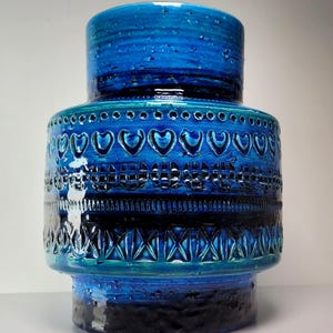 MCM Aldo Londi for Bitossi of Italy #1809 Rimini Blu Glaze Pottery Vase with Impressed Bands of Abstract Design, 7&quot;H