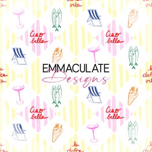 Könnte beinhalten: Ein sich wiederholendes Muster aus Sommerillustrationen, darunter Eiswaffeln, Strandstühle, Fische und Cocktails, vor einem weiß-gelb gestreiften Hintergrund. Die Worte "Ciao bella" und "la dolce vita" sind in roter Schrift geschrieben. Der Markenname "EMMACULATE Designs" wird ebenfalls angezeigt.