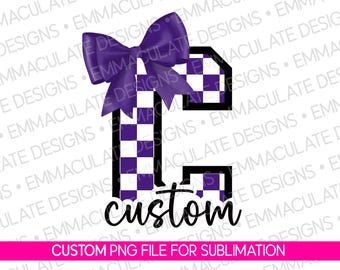 Puede incluir: Un diseño digital con un lazo morado sobre una letra "C" con un patrón de cuadros morados y blancos. La palabra "custom" está escrita en cursiva debajo. El diseño es para sublimación.