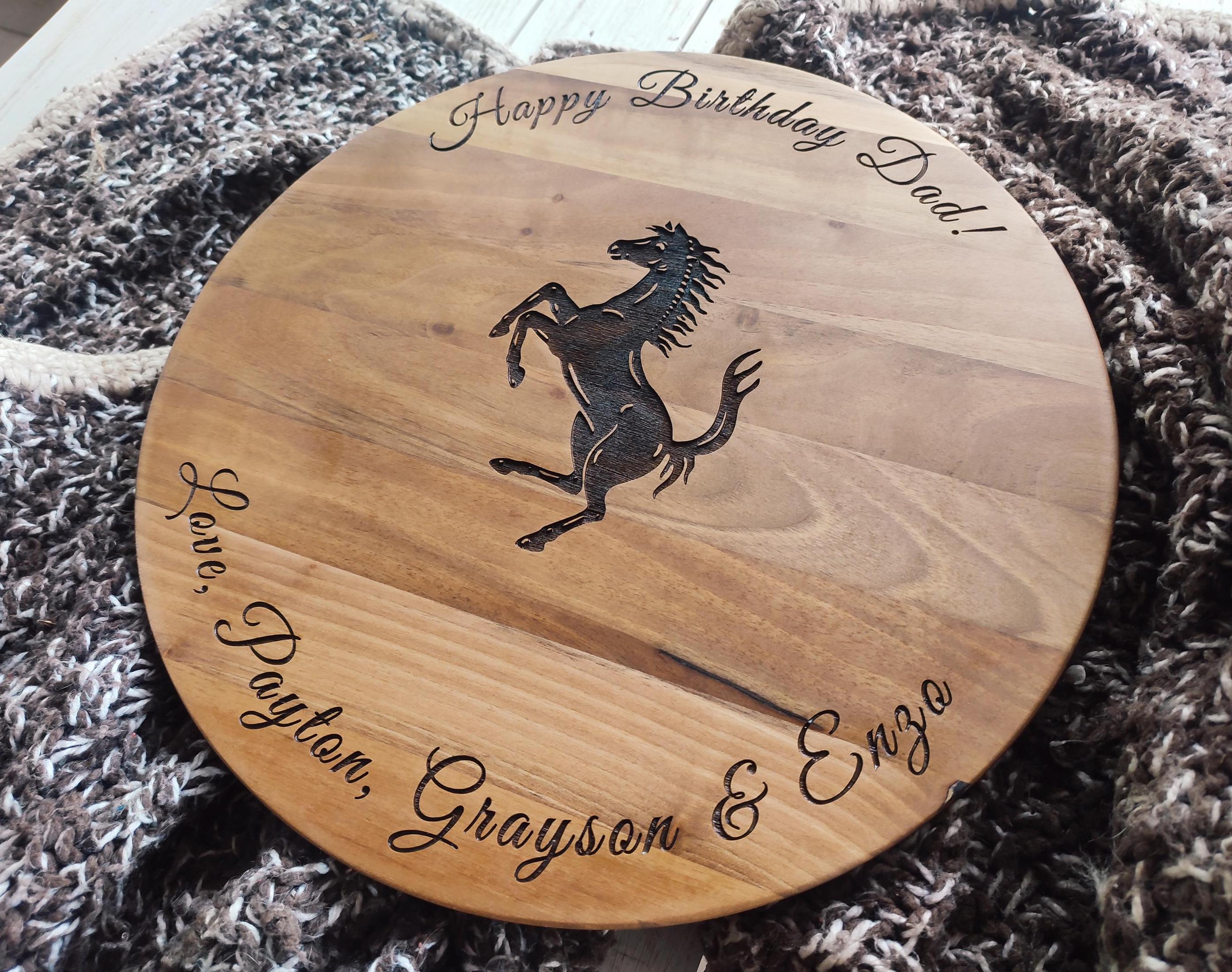 Houten bord met gegraveerd Ferrari-paard: muurkunst met gepersonaliseerd  autologo - Etsy België, image size:2791x2203