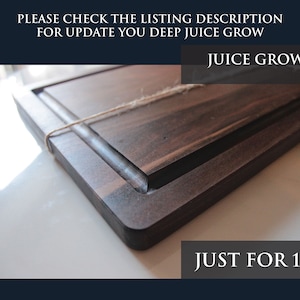 Puede incluir: Una tabla de cortar de madera marr&oacute;n oscuro con un borde elevado y una ranura alrededor del per&iacute;metro. La tabla est&aacute; atada con una cuerda y tiene el texto "JUICE GROW" y "JUST FOR 15$" impreso en ella.