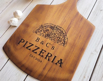 Personalisierte Pizzaschieber, Pizzaschneidebrett aus Holz, Pizzaschaufel mit Gravur, Handgefertigte geschnitzte Pizza, Pizzeria Geschenke