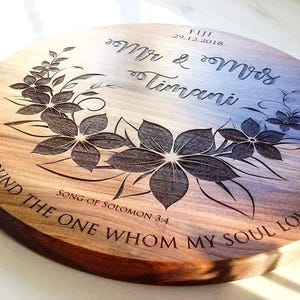 Personalized Floral Wedding Cake Stand – Custom Engraved Wood Slice for Rustic Wedding Decor
