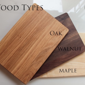 Puede incluir: Tres tablas de cortar de madera de diferentes tipos: roble, nogal y arce. Las tablas est&aacute;n apiladas una encima de la otra, con la tabla de roble en la parte superior, la tabla de nogal en el medio y la tabla de arce en la parte inferior.