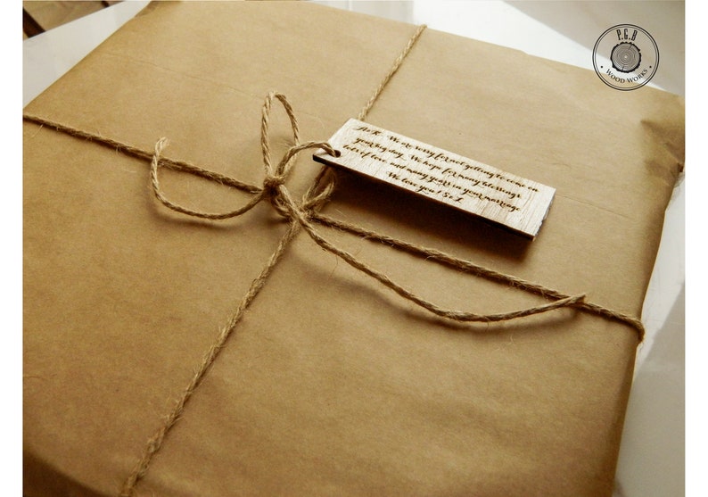 K&ouml;nnte beinhalten: Ein braunes Papierpaket, das mit Schnur gebunden ist und einen Holzetikett mit der Aufschrift "Wir waren wirklich begeistert, dich dieses Jahr kennenzulernen. Wir hoffen auf viele weitere Dinge, die wir teilen k&ouml;nnen, und viele weitere Geschenke in deiner Zukunft. Wir lieben dich! S & J" tr&auml;gt.