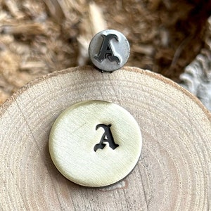SELLO DE METAL con la letra A // Troquel metálico del alfabeto inglés antiguo // Sellos metálicos // Sello perforador para joyería / Sello de acero / Sello metálico pequeño