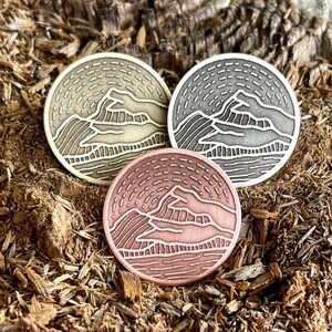 JORD-elementmynt || Fyra elementmynt || Hänge || Nyckelring || Nålmärke (33 mm-1,25 tum; 40 mm-1,5 tum)