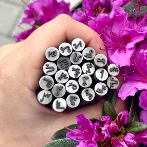 Conjunto de ALFABETO TEBANO || Conjunto de carimbos de metal com o alfabeto das bruxas || Matrizes de metal || Carimbo perfurador para joias | Carimbo de aço | Carimbo de metal pequeno