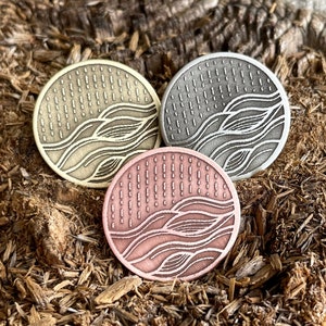 Peut inclure: Trois épingles rondes en métal avec un motif de vagues. Les épingles sont de différentes couleurs : or, argent et cuivre.