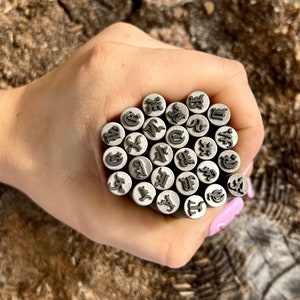 Conjunto de carimbos de metal com alfabeto inglês antigo || Conjunto de carimbos de metal com alfabeto inglês antigo || Matrizes de metal || Carimbo de joalheria | Carimbo de aço | Carimbo pequeno