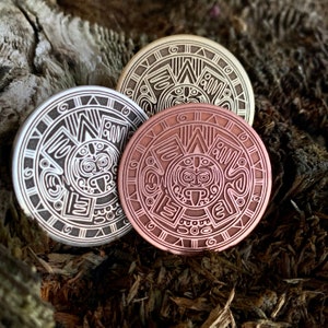 AZTEKEN SONNENKALENDER Münze || Maya Münze | Anhänger | Schlüsselanhänger | Pin Anstecker (33 mm, 1,25 Zoll; 40 mm, 1,5 Zoll)