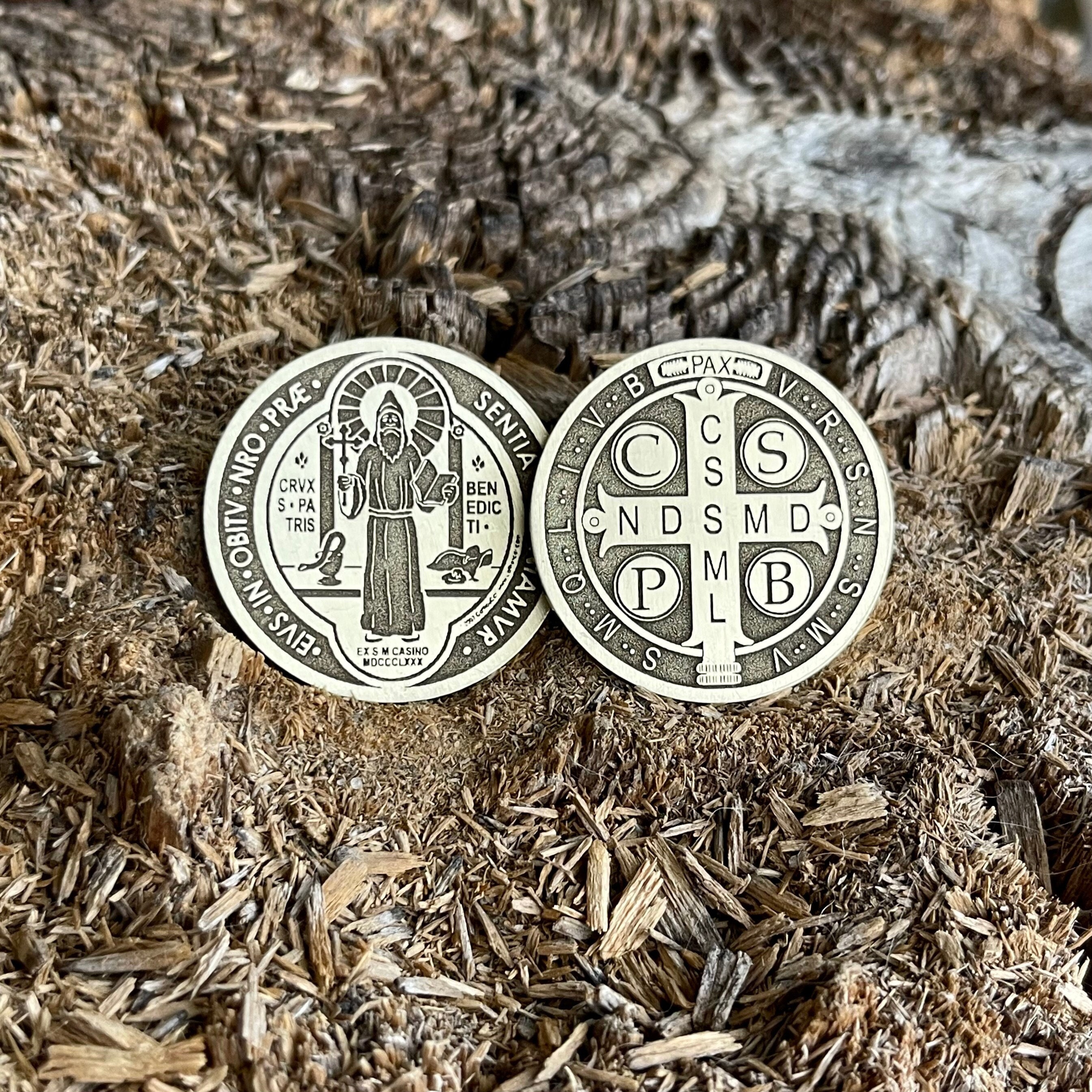HEILIGER BENEDIKT MÜNZE || Heilige Benedikt Münze || Astarte || Anhänger, Schlüsselanhänger, Pin Abzeichen (33 mm-1,25"; 40 mm-1,5"; 45 mm-1 3/4"; 50 mm-2'')