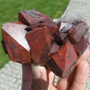 Fantastisk järnhaltig röd kvarts (ametist inuti!) kristallkluster - Marocko
