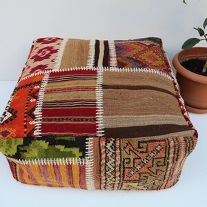 Può includere: Un cuscino da pavimento quadrato in patchwork con una varietà di motivi e trame colorate. Il cuscino è realizzato con materiali riciclati ed è perfetto per aggiungere un tocco di stile bohémien a qualsiasi stanza.