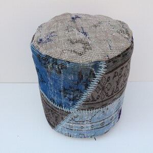 Könnte beinhalten: Ein runder, blau, grau und weiß gemusterter Hocker aus recyceltem Stoff.