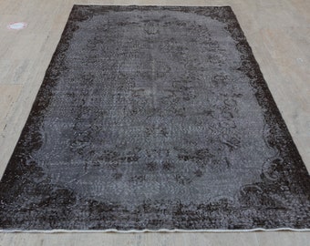 Handgefertigter Türkischer Teppich aus Wolle in Grau und Beige.