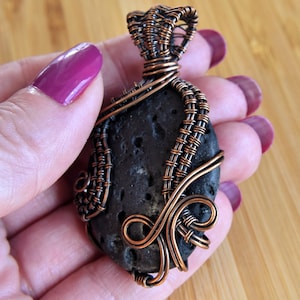 Halsband med lavastendiffusor: Handgjorda smycken inlindade i koppartråd