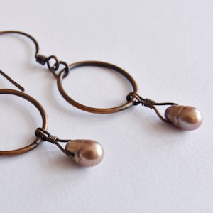 Créoles en perles, Créoles en cuivre avec perles d&#39;eau douce, Perles de couleur champagne, Boucles d&#39;oreilles en forme de larme pour une esthétique de boucle d&#39;oreille bohème