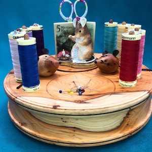 Mending Mouseys - Postazione di lavoro per cucito con porta rocchetto, porta forbici e vassoio magnetico per spilli.