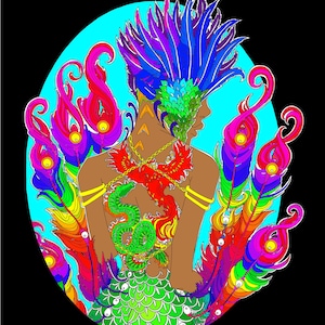 Op de afbeelding: Een levendige illustratie van een figuur versierd met kleurrijke veren en ingewikkelde details. De figuur heeft een hoofdtooi van blauwe en paarse veren, met groene en rode accenten. Een rode feniks en een groene slang zijn afgebeeld op de rug van de figuur, met gouden kettingaccenten.