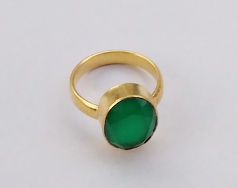 Anillo de ónix verde: latón bañado en oro de 18 quilates, piedra natal de mayo