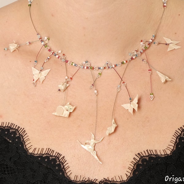 Collier Origami "Alice au Pays des Merveilles"