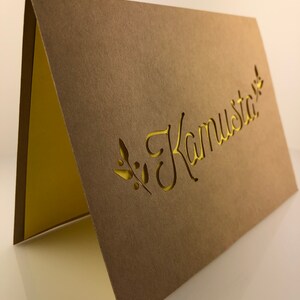 Carte de voeux Kamusta (Comment allez-vous) - Motif découpé unique - Vierge à l'intérieur