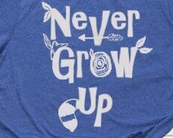 Może przedstawiać: Niebieska koszulka z napisem "Never Grow Up" w białym kolorze. Koszulka ma biały nadruk z obrazem szopka i kwiatowe akcenty.