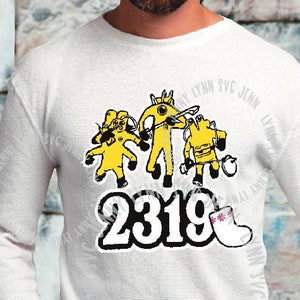 Puede incluir: Una camisa blanca de manga larga con un gráfico amarillo de cuatro figuras de dibujos animados y el texto "2319". El gráfico tiene un aspecto desgastado. La camisa es un archivo de diseño digital.