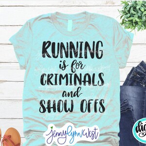 以下が含まれることがあります： 薄い青色のTシャツに、黒い文字で「RUNNING is for CRIMINALS and SHOW OFFS」と書いてあります。文字はスタイリッシュなフォントです。このTシャツはデジタルファイルです。