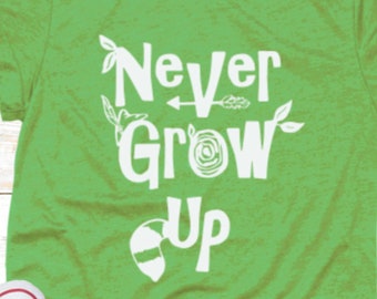 Może przedstawiać: Zielona koszulka z białym napisem "Never Grow Up" i wzorem kwiatowym. Widoczny jest również biały napis "Jenny Lynn West SVG".