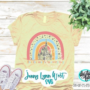 Op de afbeelding: Een lichtgeel T-shirt met een regenboog en een kasteel afbeelding. De tekst "find the magic in every day" is onder de afbeelding gedrukt. De tekst "Jenny Lynn West SVG" is onder de tekst gedrukt.