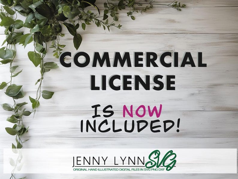 Puede incluir: Un fondo de madera blanco con enredaderas verdes frondosas. El texto "COMMERCIAL LICENSE IS NOW INCLUDED!" est&aacute; escrito en negro con la palabra "NOW" en rosa. Debajo del texto est&aacute; el logotipo "JENNY LYNNSU" en negro con un dise&ntilde;o de hoja verde. El texto "ORIGINAL HAND ILLUSTRATED DIGITAL FILES IN SVG PNG DXF" est&aacute; escrito en negro debajo del logotipo.