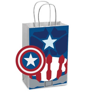 Pode incluir: Uma sacola de presente de papel branco com um design de Capitão América azul e vermelho. A sacola apresenta um escudo vermelho, branco e azul com uma estrela branca no centro.