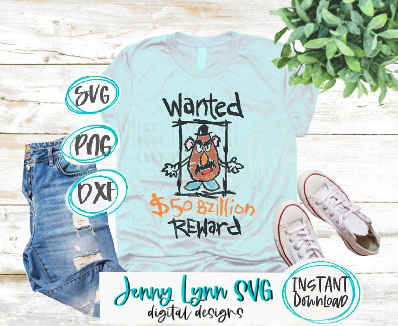 Op de afbeelding: Een lichtblauw T-shirt met een cartoontekening van meneer Aardappel in een gezochtposter. De tekst luidt "Wanted $50 miljard beloning". De afbeelding bevat ook de woorden "SVG, PNG, DXF, Jenny Lynn SVG digitale ontwerpen, Direct downloaden".
