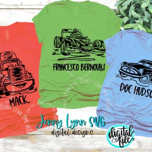 Puede incluir: Tres camisetas con diferentes personajes de Cars de la película de Disney Pixar. La primera camiseta es naranja y presenta a Mack el camión con el texto "Mack". La segunda camiseta es verde y presenta a Francesco Bernoulli con el texto "Francesco Bernoulli". La tercera camiseta es azul y presenta a Doc Hudson con el texto "Doc Hudson".