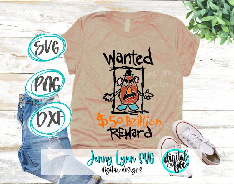 Op de afbeelding: Een lichtroze T-shirt met een cartoontekening van een aardappelkopfiguur met de tekst "Wanted 50 miljard dollar beloning". Het shirt is verkrijgbaar als digitale download.