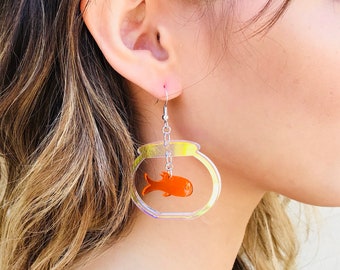 Boucles d'oreilles en acrylique irisé, Boucles d'oreilles pendantes poisson rouge dans un bol, Boucles d'oreilles tendance, Boucles d'oreilles animaux, Cadeau pour elle