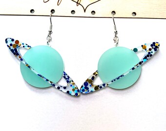 Saturn Glitter Planet Ohrringe, Green Space Wissenschaft Statement Ohrringe oder Clip-on