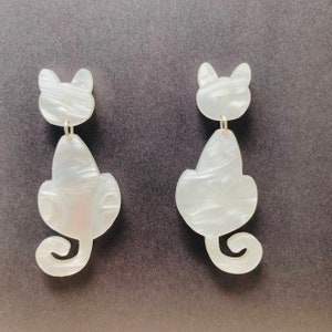 Weiße Katze Ohrringe, Laser geschnittene Acrylohrringe, Katzenohrringe mit Sterlingsilberpfosten, Katzenliebhaber-Geschenk