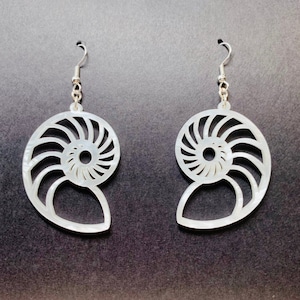 Hermosos aretes de concha de mar de acrílico blanco, aretes de nautilus, aretes con un toque oceánico, aretes de naturaleza náutica