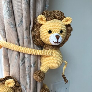 Pair of Crochet Lion Curtain Tie Backs, Animal Tiebacks, Nursery Decor image 4
