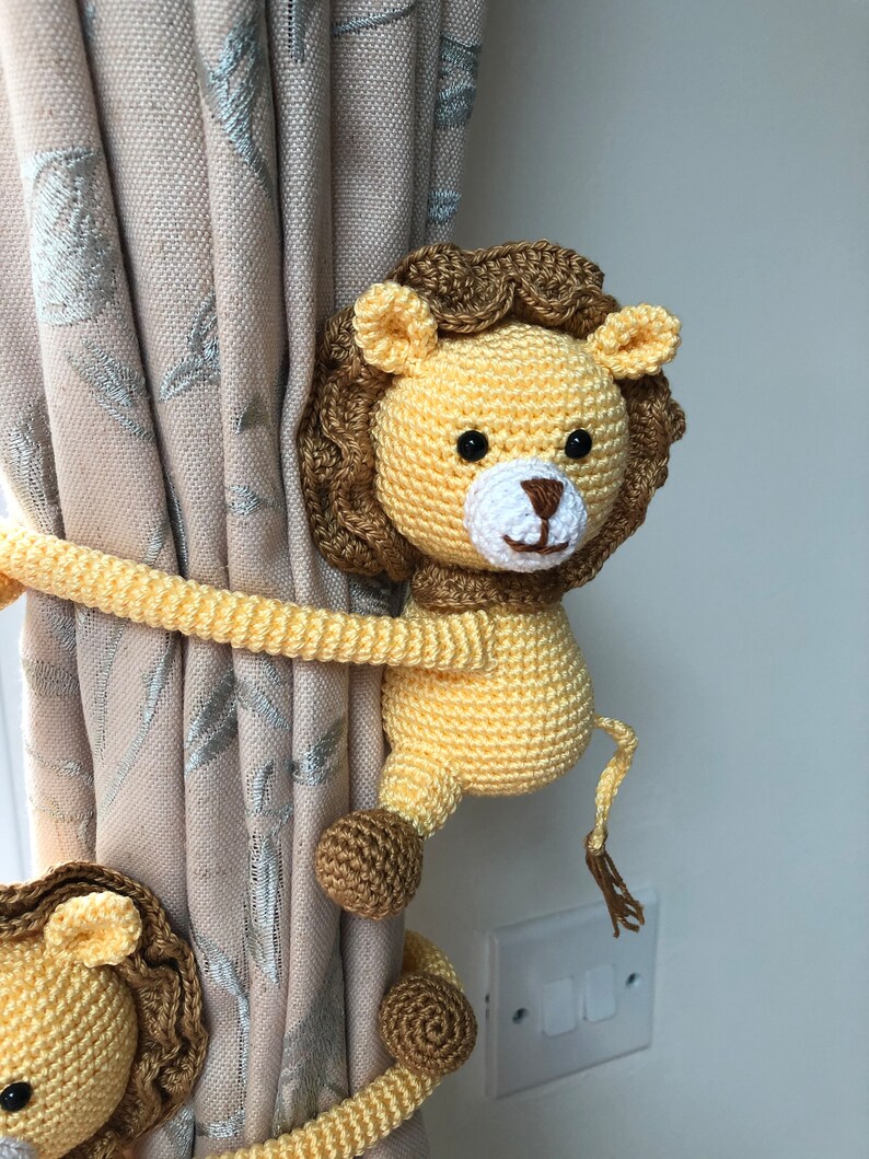 Pair of Crochet Lion Curtain Tie Backs, Animal Tiebacks, Nursery Decor image 4